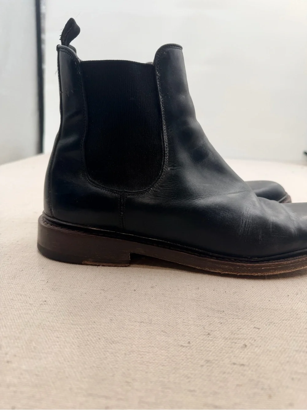 Frye Black Leather Chelsea Boots for Men - Classic Slip-On Style